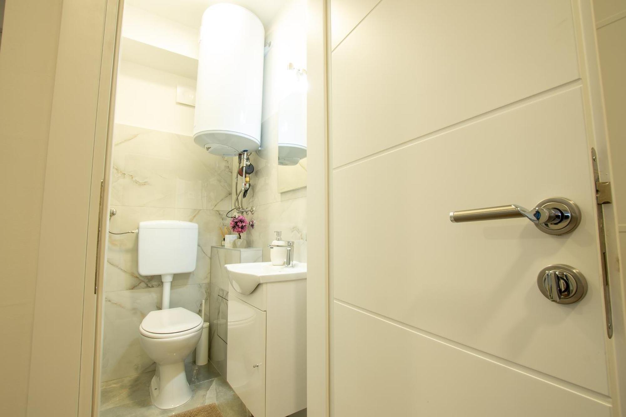 Apartman Valentina - Self Check In And Check Out Otocac Bagian luar foto